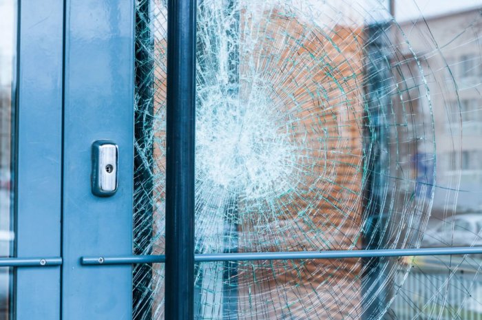 Бронирование окон, балконов и других стекол защитной пленкой