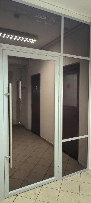 Тонировка входной группы в офисном здании Гродненского мясокомбината