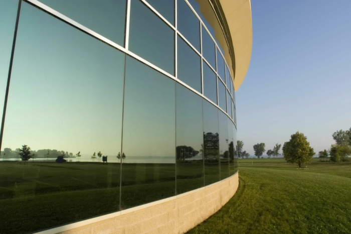 Тонировка окон и балконов зеркальной плёнкой