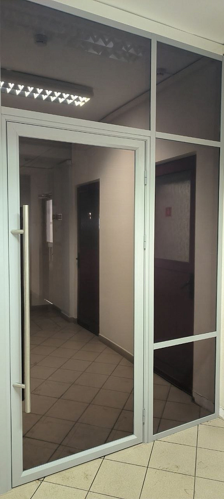 Тонировка входной группы в офисном здании Гродненского мясокомбината